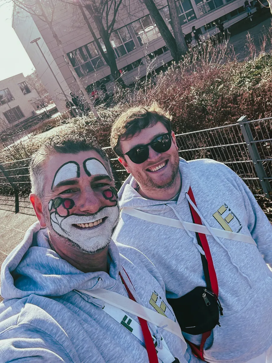 Kollegen beim Karneval